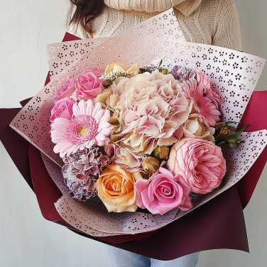 Букет из гортензии, лунной гвоздики и роз