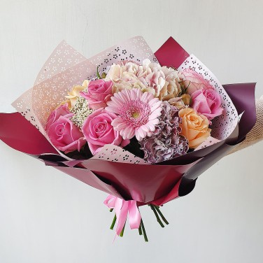 Букет из гортензии, лунной гвоздики и роз