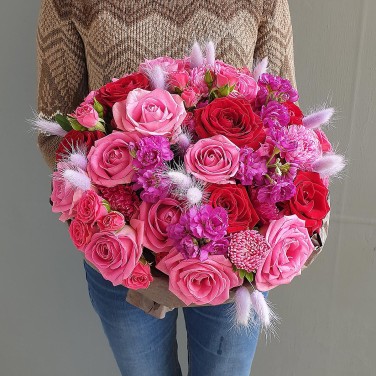 Малиново-красный букет из роз, лагуруса и астры