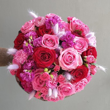 Малиново-красный букет из роз, лагуруса и астры