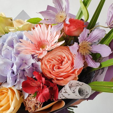 Авторский букет из гортензии, роз, капса