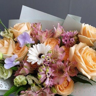 Кремовый букет из роз, гиацинтов и альстромерии