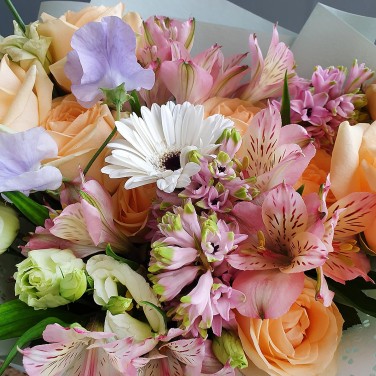 Кремовый букет из роз, гиацинтов и альстромерии