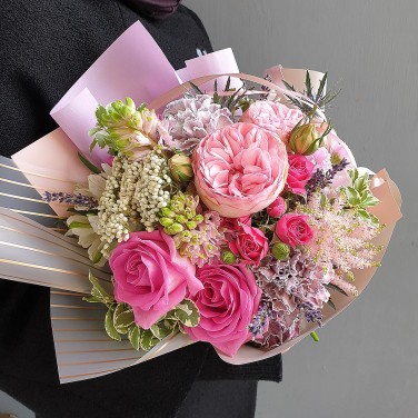 Изысканный букетик из пионовидной розы, астильбы и гвоздики