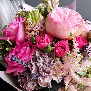 Изысканный букетик из пионовидной розы, астильбы и гвоздики