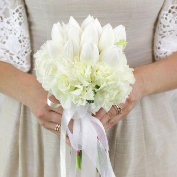 Белый свадебный букет из тюльпанов Сахарная Пудра