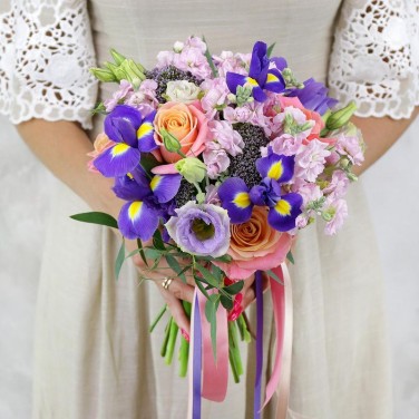 Букет невесты из ирисов и роз Прекрасная Фея