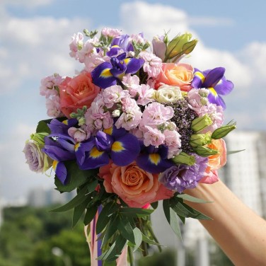 Букет невесты из ирисов и роз Прекрасная Фея