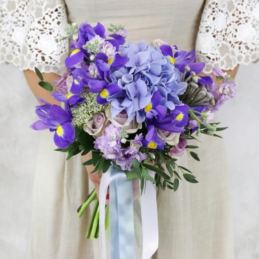 Голубой букет невесты из гортензии и ирисов Пленяющая Лазурь