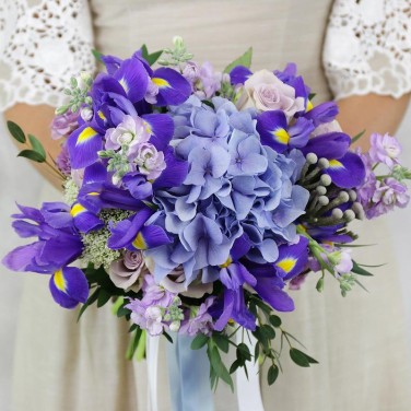 Голубой букет невесты из гортензии и ирисов Пленяющая Лазурь