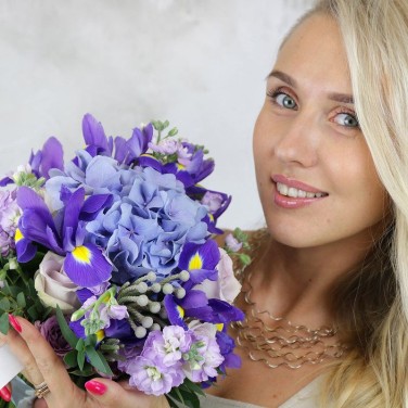 Голубой букет невесты из гортензии и ирисов Пленяющая Лазурь