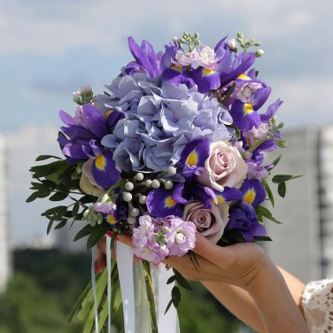 Голубой букет невесты из гортензии и ирисов Пленяющая Лазурь