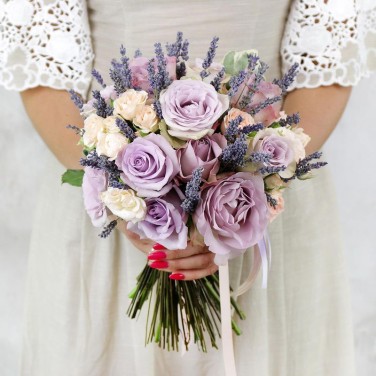 Сиреневый свадебный букет из роз и лаванды Прованс