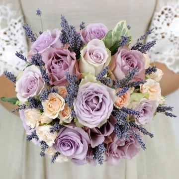 Сиреневый свадебный букет из роз и лаванды Прованс