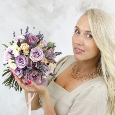 Сиреневый свадебный букет из роз и лаванды Прованс
