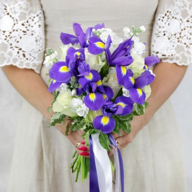 Бело-синий свадебный букет из ирисов и маттиолы