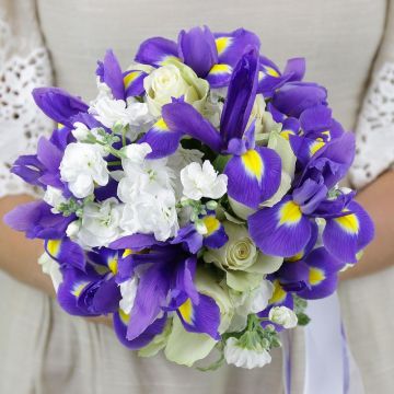 Бело-синий свадебный букет из ирисов и маттиолы