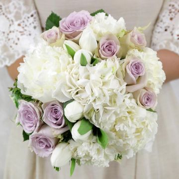 Нежный свадебный букет из сиреневых роз и пионов