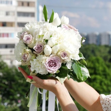 Нежный свадебный букет из сиреневых роз и пионов