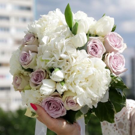 Нежный свадебный букет из сиреневых роз и пионов