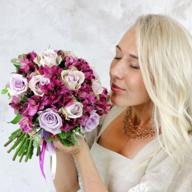 Букет невесты из роз и альстромерий