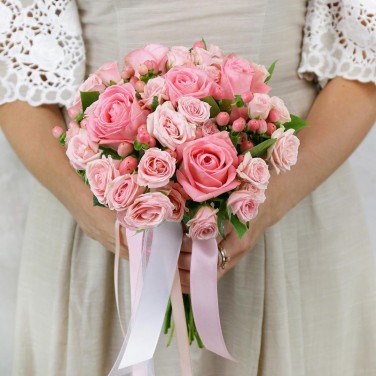 Букет невесты из роз и гиперикума Моя Романтика