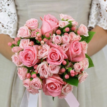 Букет невесты из роз и гиперикума Моя Романтика