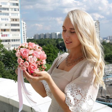 Букет невесты из роз и гиперикума Моя Романтика