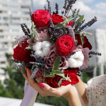 Яркий свадебный букет из пионовидных роз, хлопка и лаванды
