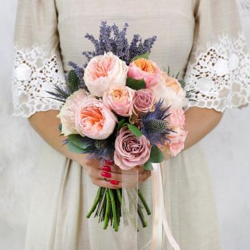 Персиковый свадебный букет из пионовидных роз и лаванды Джульетта