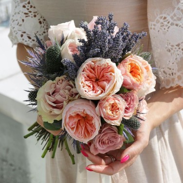 Персиковый свадебный букет из пионовидных роз и лаванды Джульетта