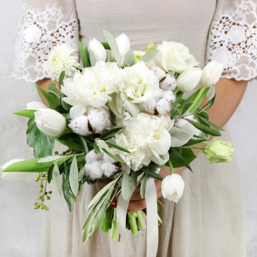 Белый свадебный букет-растрепыш из пионов, хлопка и оливы