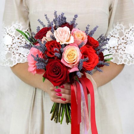 Яркий букет невесты из роз и лаванды Смелая