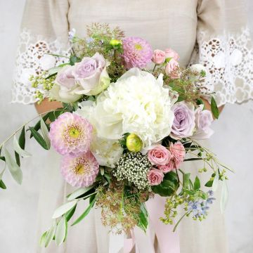 Белый свадебный букет-растрепыш из пионов, роз и зелени