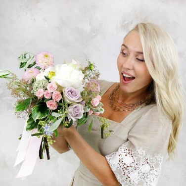 Белый свадебный букет-растрепыш из пионов, роз и зелени