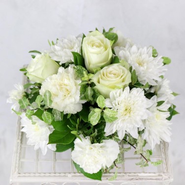 Белая композиция из роз, гвоздик и зелени Ангелочек