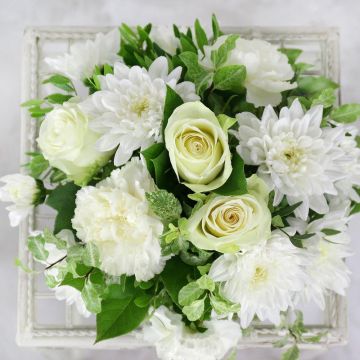 Белая композиция из роз, гвоздик и зелени Ангелочек
