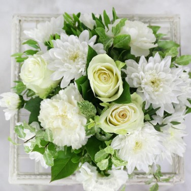 Белая композиция из роз, гвоздик и зелени Ангелочек