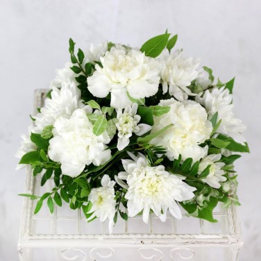Белый свадебный букет из хризантем, гвоздик и зелени Лебёдушка