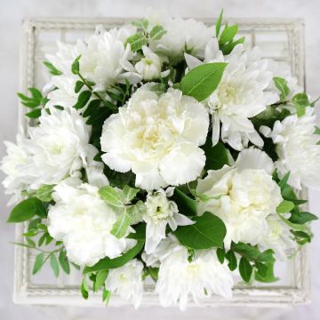 Белый свадебный букет из хризантем, гвоздик и зелени Лебёдушка