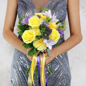 Желтый букет невесты из роз, фрезий и зелени Колибри