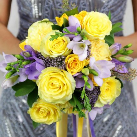 Желтый букет невесты из роз, фрезий и зелени Колибри