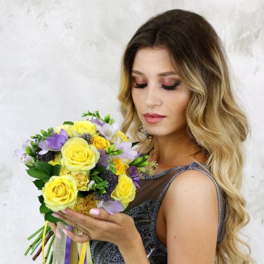 Желтый букет невесты из роз, фрезий и зелени Колибри