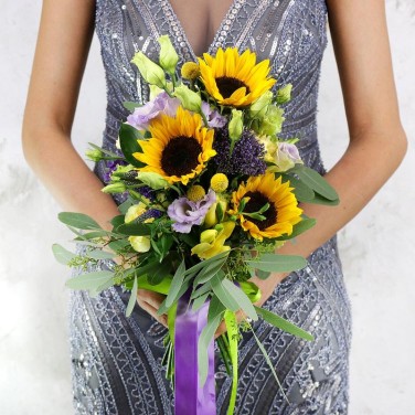 Букет невесты из подсолнухов, вероники и аллиума Лучезарная