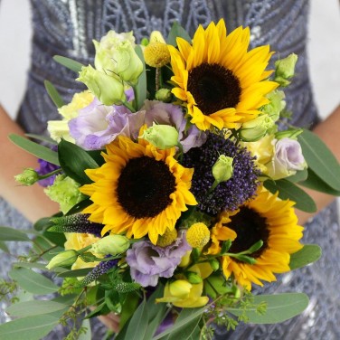 Букет невесты из подсолнухов, вероники и аллиума Лучезарная