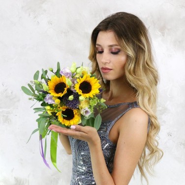 Букет невесты из подсолнухов, вероники и аллиума Лучезарная
