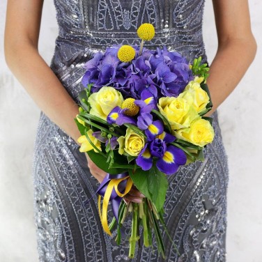 Сине-желтый букет невесты из гортензии, роз и фрезий Капелька Солнца