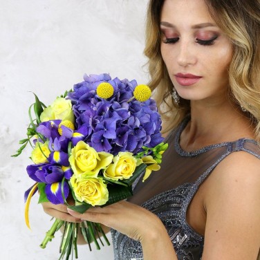 Сине-желтый букет невесты из гортензии, роз и фрезий Капелька Солнца