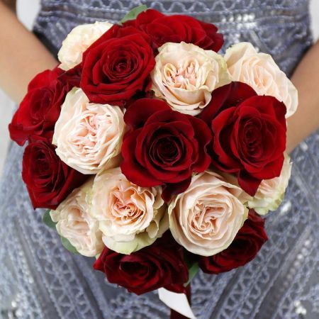 Моно-букет невесты из пионовидных розовых и красных роз