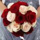 Моно-букет невесты из пионовидных розовых и красных роз